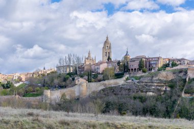 İspanya 'nın başkenti Segovia' da turistlerin sokaklarda yürüdüğü tarihi binaların manzarası