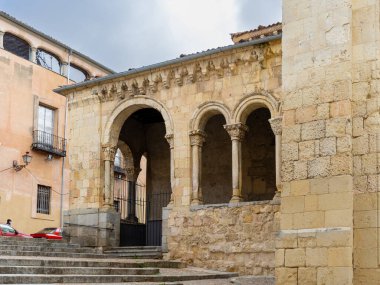 İspanya 'nın başkenti Segovia' da turistlerin sokaklarda yürüdüğü tarihi binaların manzarası