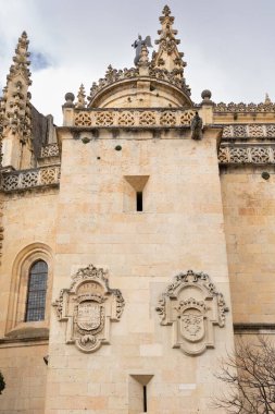 İspanya 'nın başkenti Segovia' da turistlerin sokaklarda yürüdüğü tarihi binaların manzarası