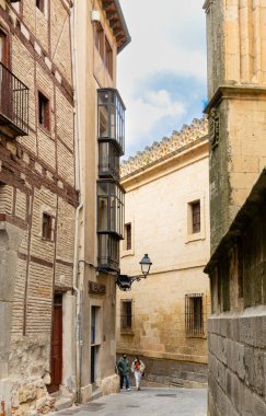 İspanya 'nın başkenti Segovia' da turistlerin sokaklarda yürüdüğü tarihi binaların manzarası