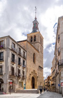 İspanya 'nın başkenti Segovia' da turistlerin sokaklarda yürüdüğü tarihi binaların manzarası