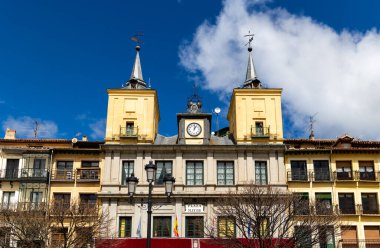 İspanya 'nın başkenti Segovia' da turistlerin sokaklarda yürüdüğü tarihi binaların manzarası