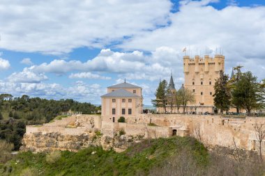 İspanya 'nın başkenti Segovia' da turistlerin sokaklarda yürüdüğü tarihi binaların manzarası