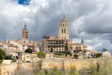 İspanya 'nın başkenti Segovia' da turistlerin sokaklarda yürüdüğü tarihi binaların manzarası