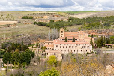 İspanya 'nın başkenti Segovia' da turistlerin sokaklarda yürüdüğü tarihi binaların manzarası