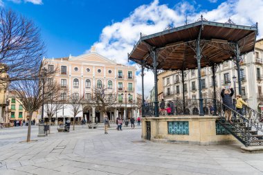 İspanya 'nın başkenti Segovia' da turistlerin sokaklarda yürüdüğü tarihi binaların manzarası