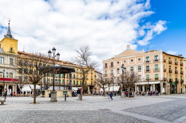 İspanya 'nın başkenti Segovia' da turistlerin sokaklarda yürüdüğü tarihi binaların manzarası