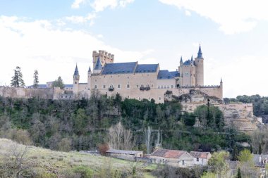 Segovia, İspanya 'da turistler kemerlerinin altında yürürken, Segovia' nın alcazar manzarası