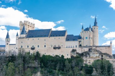 Segovia, İspanya 'da turistler kemerlerinin altında yürürken, Segovia' nın alcazar manzarası