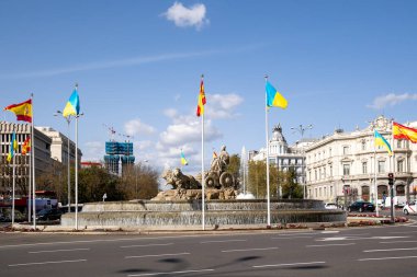 Madrid 'de Ukrayna onuruna bayrak taşıyan Plaza de Cibeles