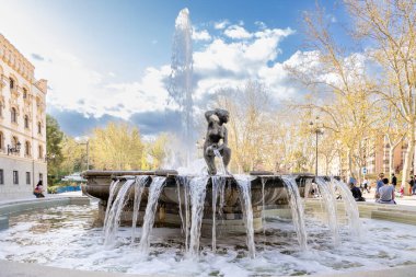 Madrid 'deki İspanya meydanındaki binaların detayları.