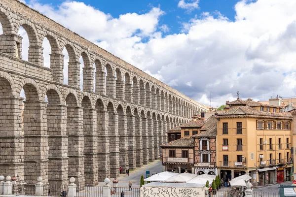 Acueducto Antigüedad Romana Segovia Con Turistas Caminando Bajo Sus Arcos — Foto de Stock