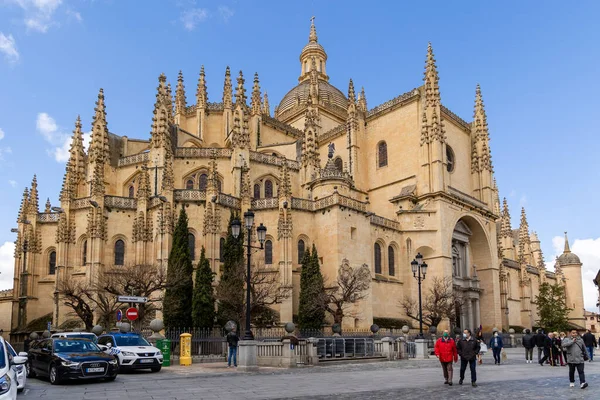 Uitzicht Gotische Renaissance Kathedraal Van Segovia Met Toeristen Onder Bogen — Stockfoto