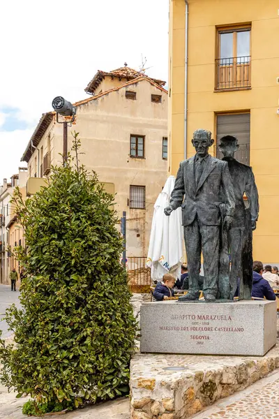 セゴビアの街の歴史的建造物の景色スペインのセゴビアの通りの下を歩く観光客と — ストック写真