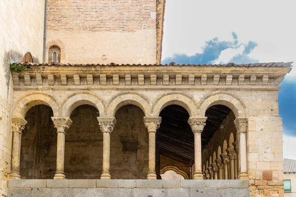 스페인 세고비아의 거리를 관광객들 세고비아의 역사적 건물들의 — 스톡 사진