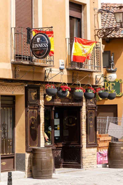 스페인 세고비아의 거리를 관광객들 세고비아의 역사적 건물들의 — 스톡 사진