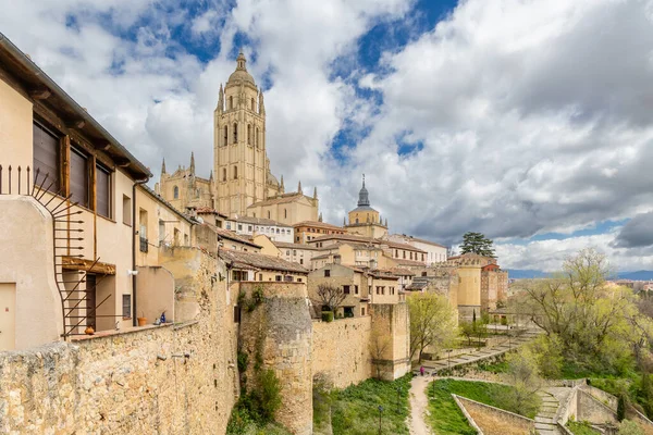 Utsikt Över Historiska Byggnaderna Gatorna Segovia Med Turister Som Går — Stockfoto