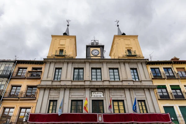 Pemandangan Bangunan Bersejarah Jalan Jalan Segovia Dengan Turis Berjalan Bawah — Stok Foto