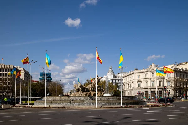 マドリードでウクライナの名誉の旗を持つプラザ シベレス — ストック写真