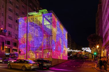 Vigo, İspanya - 05 Aralık 2022: İspanya 'nın Vigo şehrinde turistlerin yürüdüğü Noel ışıkları süslemesi