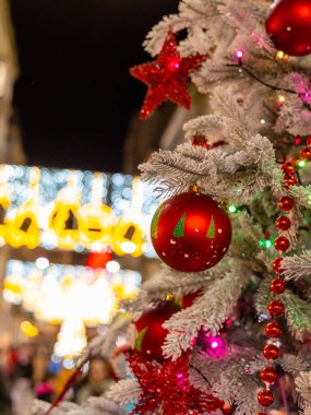 Vigo, İspanya - 05 Aralık 2022: İspanya 'nın Vigo şehrinde turistlerin yürüdüğü Noel ışıkları süslemesi