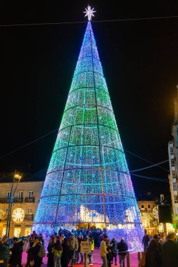 Vigo, İspanya - 05 Aralık 2022: İspanya 'nın Vigo şehrinde turistlerin yürüdüğü Noel ışıkları süslemesi