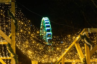 Vigo, İspanya - 05 Aralık 2022: İspanya 'nın Vigo şehrinde turistlerin yürüdüğü Noel ışıkları süslemesi