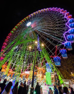 Vigo, İspanya - 05 Aralık 2022: Noel ışıkları dekorasyonunda dev dönme dolap, Vigo, Pontevedra, İspanya 'da turistler geziyor.