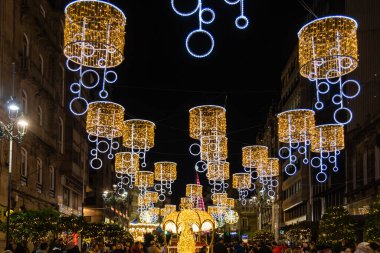 Vigo, İspanya - 05 Aralık 2022: İspanya 'nın Vigo şehrinde turistlerin yürüdüğü Noel ışıkları süslemesi