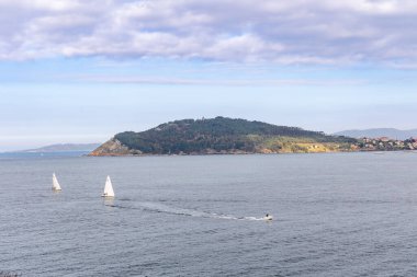 Montereal Dağı 'nın çevresindeki Galiçya' daki Baiona kıyısı manzarası