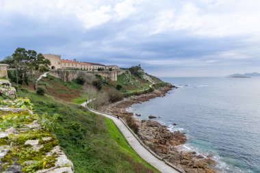 Montereal Dağı 'nın çevresindeki Galiçya' daki Baiona kıyısı manzarası