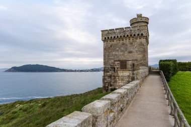 Baiona, İspanya - 05 Aralık 2022: İspanya 'nın Biona kentindeki Monte Boy' daki ortaçağ şatosundan geriye kalanlar