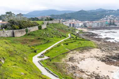 Baiona, İspanya - 05 Aralık 2022: İspanya 'nın Biona kentindeki Monte Boy' daki ortaçağ şatosundan geriye kalanlar