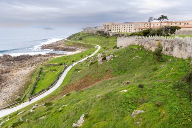 Baiona, İspanya - 05 Aralık 2022: İspanya 'nın Biona kentindeki Monte Boy' daki ortaçağ şatosundan geriye kalanlar