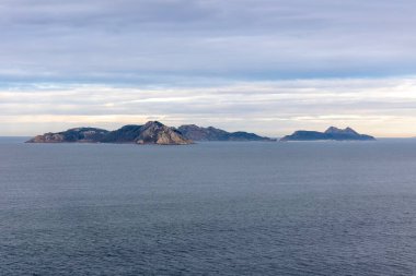 Monteferro Dağı 'nın tepesinden Nigran, Galiçya, İspanya' nın arka planında Cies adaları görülür.