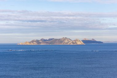 Monteferro Dağı 'nın tepesinden Nigran, Galiçya, İspanya' nın arka planında Cies adaları görülür.