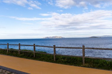 Monteferro Dağı 'nın tepesinden Nigran, Galiçya, İspanya' nın arka planında Cies adaları görülür.
