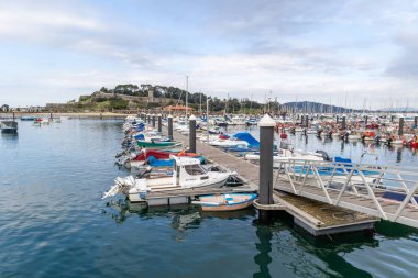 Baiona, İspanya - 05 Aralık 2022: Baiona, Galiçya, İspanya 'da demirlemiş gemilerin görüntüsü