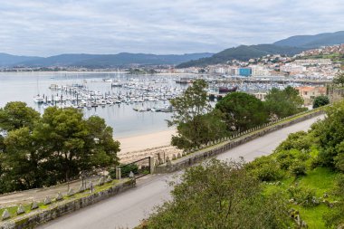 Baiona, İspanya - 05 Aralık 2022: Baiona, Galiçya, İspanya 'da demirlemiş gemilerin görüntüsü