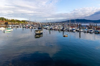 Baiona, İspanya - 05 Aralık 2022: Baiona, Galiçya, İspanya 'da demirlemiş gemilerin görüntüsü