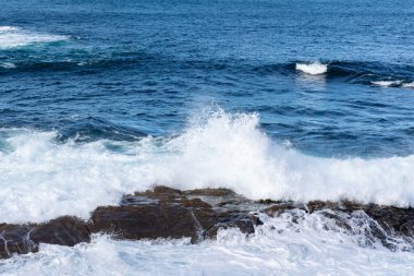 İspanya 'nın Baiona kentindeki Atlantik Okyanusu' ndaki kayalara çarpan dalgalar.