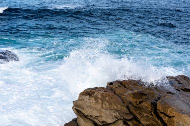 İspanya 'nın Baiona kentindeki Atlantik Okyanusu' ndaki kayalara çarpan dalgalar.
