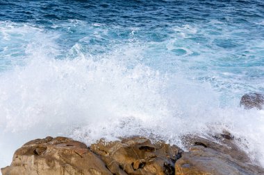 İspanya 'nın Baiona kentindeki Atlantik Okyanusu' ndaki kayalara çarpan dalgalar.