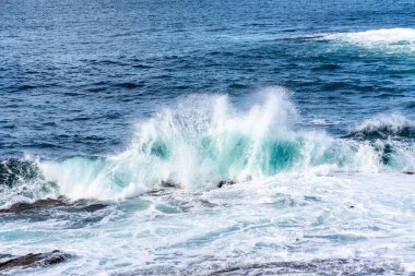 İspanya 'nın Baiona kentindeki Atlantik Okyanusu' ndaki kayalara çarpan dalgalar.