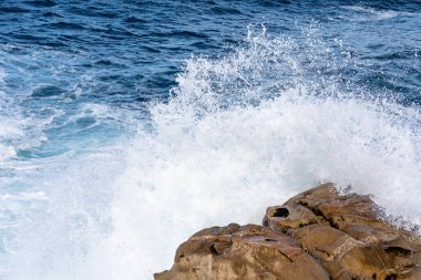 İspanya 'nın Baiona kentindeki Atlantik Okyanusu' ndaki kayalara çarpan dalgalar.