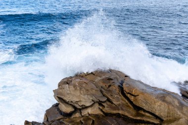 İspanya 'nın Baiona kentindeki Atlantik Okyanusu' ndaki kayalara çarpan dalgalar.