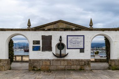 Baiona, İspanya - 05 Aralık 2022: İspanya 'nın Baiona kentindeki tarihi merkezin farklı sokaklarının ayrıntıları