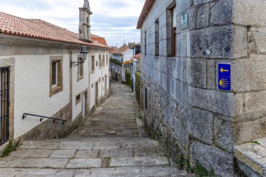 Baiona, İspanya - 05 Aralık 2022: İspanya 'nın Baiona kentindeki tarihi merkezin farklı sokaklarının ayrıntıları