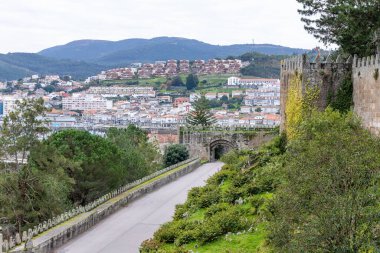Baiona, İspanya - 05 Aralık 2022: İspanya 'nın Baiona kentindeki eski Monterreal şatosunun detayları bugün halka açık bir parka dönüştürüldü.