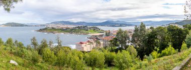 İspanya 'nın Baiona kentindeki Atlantik Okyanusu manzarası